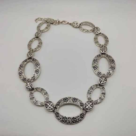 Filigree Design Oval Pendant Link Chain Lobster Clasp Silver Tone Necklace - Picture 3 of 10